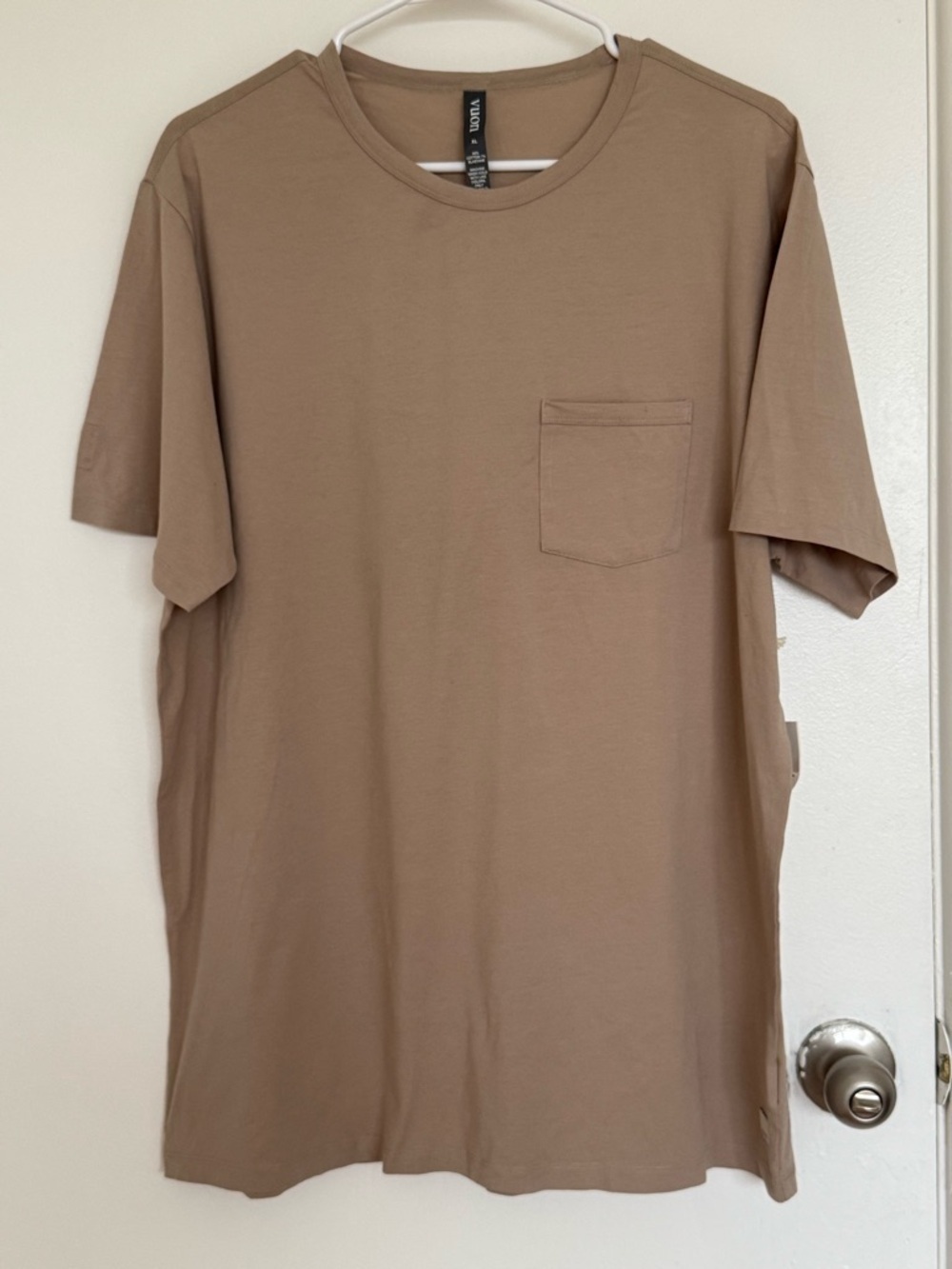 Vuori Men's XL Feather Pocket Tee Tan T-Shirt NWT Performance Stretch Knit